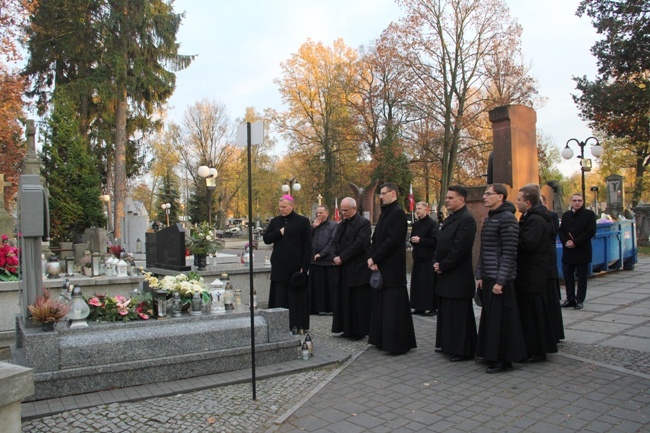 Modlitwa za zmarłych kapłanów