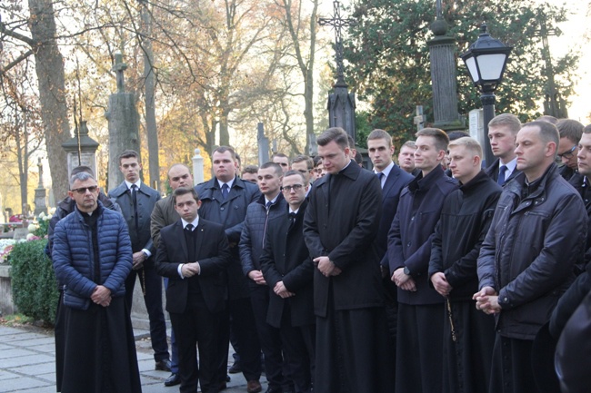 Modlitwa za zmarłych kapłanów