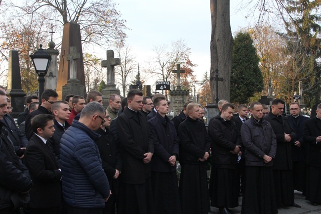 Modlitwa za zmarłych kapłanów