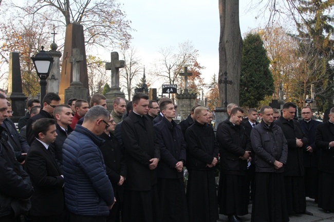 Modlitwa za zmarłych kapłanów