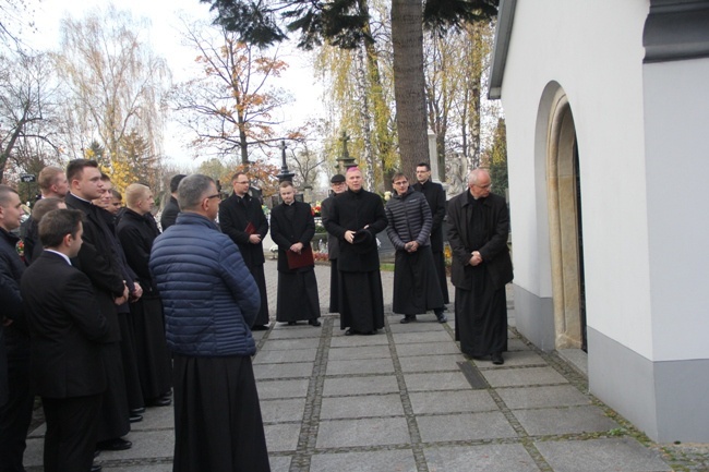 Modlitwa za zmarłych kapłanów