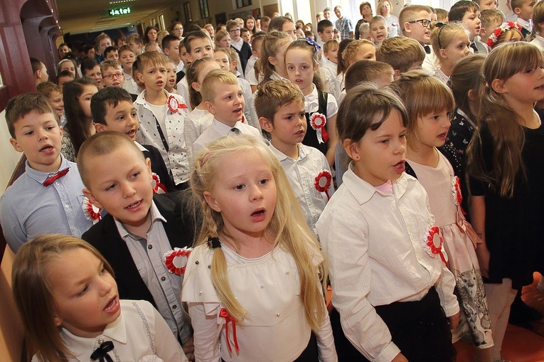 Wspólne śpiewanie hymnu Polski ma sens. Akcja "Szkoła do hymnu"