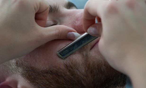 Mężczyźni coraz bardziej dbają o wygląd. Nie tylko fryzura, ale też manicure, depilacja woskiem, czy regulacja brwi