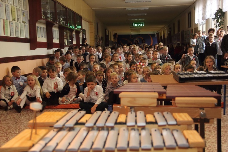 Akcja "Szkoła do hymnu" w SP w Mścicach