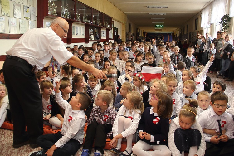 Akcja "Szkoła do hymnu" w SP w Mścicach