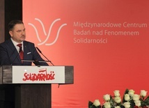 - Musimy próbować powstrzymać globalny biznes, który niszczy podmiotowość i godność człowieka pracy - mówił Piotr Duda, przewodniczący NSZZ "Solidarność".