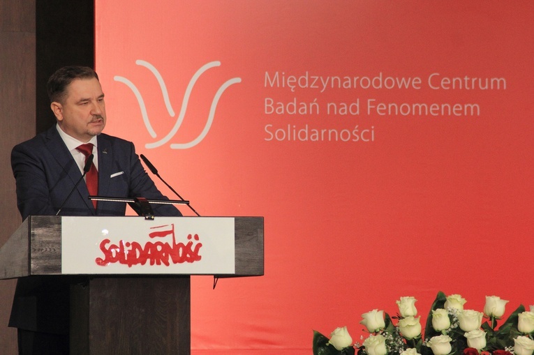 - Musimy próbować powstrzymać globalny biznes, który niszczy podmiotowość i godność człowieka pracy - mówił Piotr Duda, przewodniczący NSZZ "Solidarność".