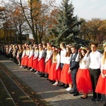 Nowosolscy licealiści odśpiewali hymn i zatańczyli Poloneza