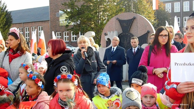 Nowosolscy licealiści odśpiewali hymn i zatańczyli Poloneza