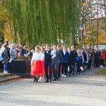 Nowosolscy licealiści odśpiewali hymn i zatańczyli Poloneza