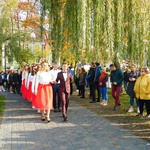 Nowosolscy licealiści odśpiewali hymn i zatańczyli Poloneza