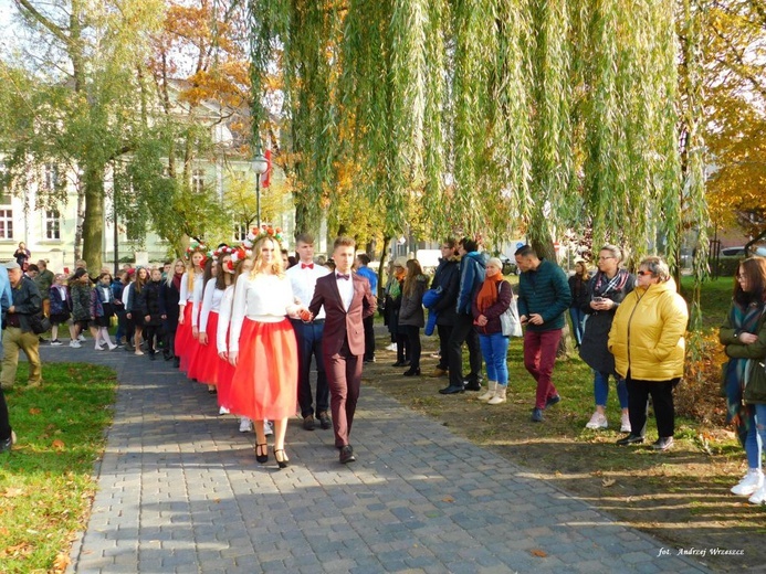 Nowosolscy licealiści odśpiewali hymn i zatańczyli Poloneza