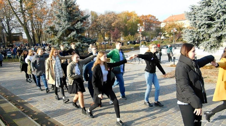 Nowosolscy licealiści odśpiewali hymn i zatańczyli Poloneza