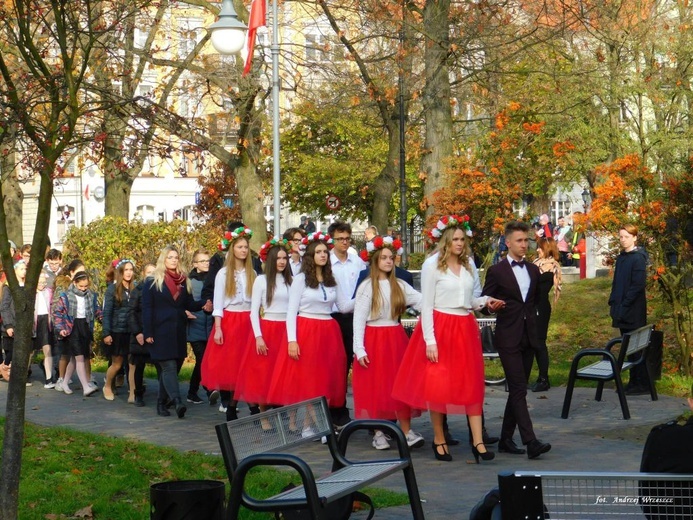 Nowosolscy licealiści odśpiewali hymn i zatańczyli Poloneza