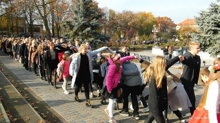 Nowosolscy licealiści odśpiewali hymn i zatańczyli Poloneza