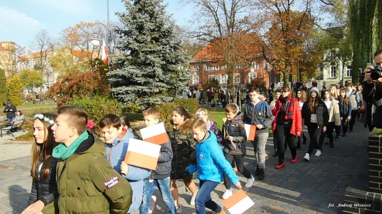 Nowosolscy licealiści odśpiewali hymn i zatańczyli Poloneza