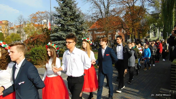 Nowosolscy licealiści odśpiewali hymn i zatańczyli Poloneza