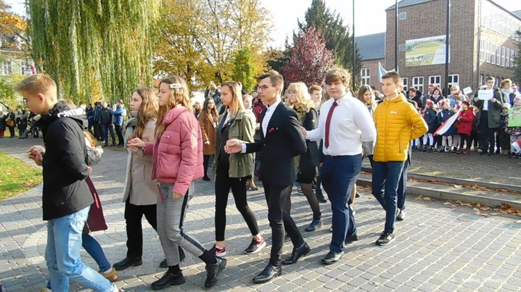 Nowosolscy licealiści odśpiewali hymn i zatańczyli Poloneza