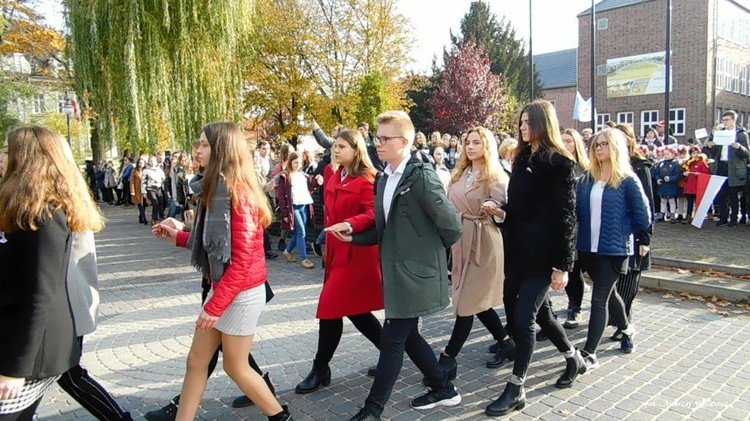 Nowosolscy licealiści odśpiewali hymn i zatańczyli Poloneza