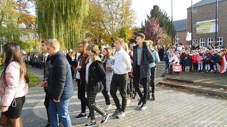 Nowosolscy licealiści odśpiewali hymn i zatańczyli Poloneza