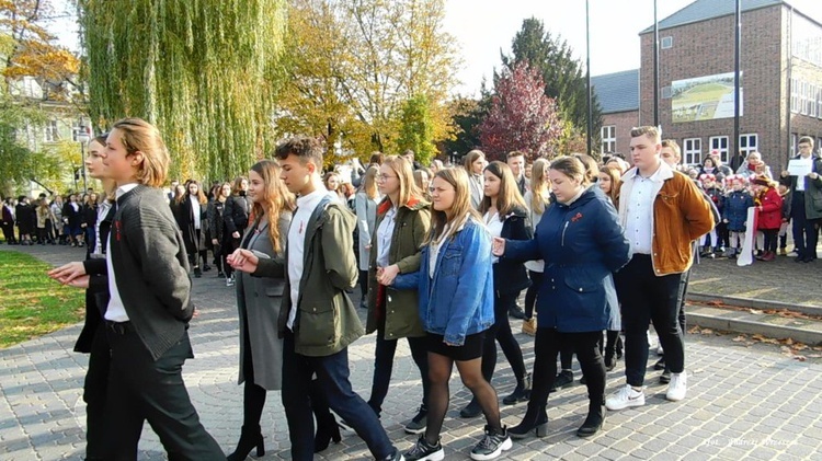 Nowosolscy licealiści odśpiewali hymn i zatańczyli Poloneza