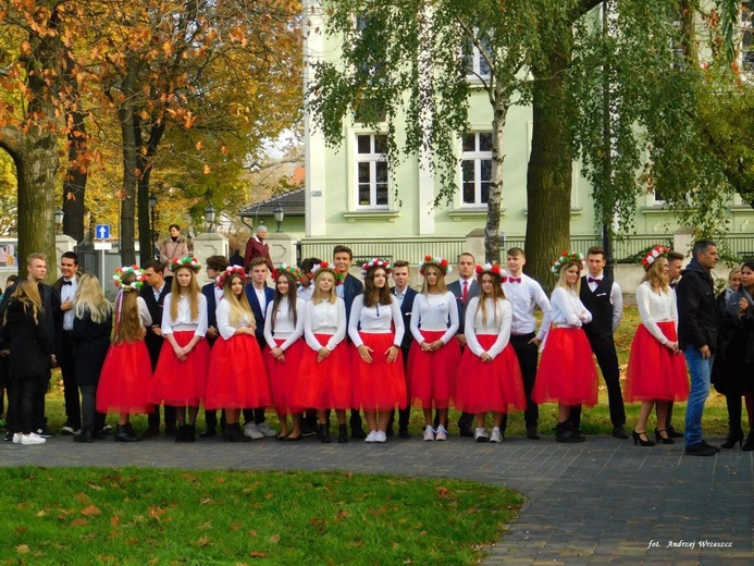 Nowosolscy licealiści odśpiewali hymn i zatańczyli Poloneza