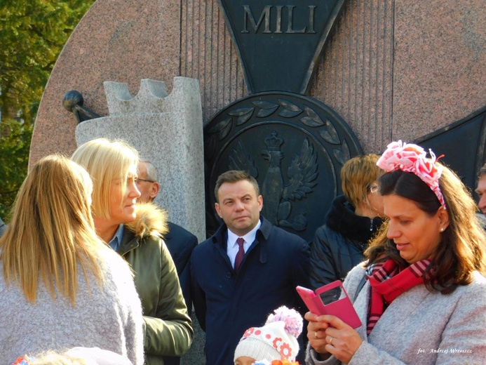 Nowosolscy licealiści odśpiewali hymn i zatańczyli Poloneza