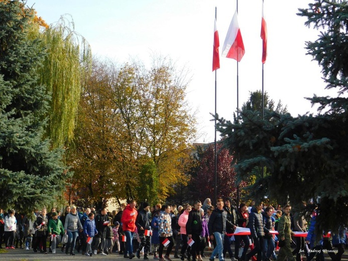 Nowosolscy licealiści odśpiewali hymn i zatańczyli Poloneza