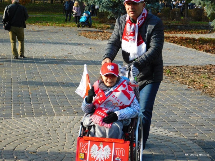 Nowosolscy licealiści odśpiewali hymn i zatańczyli Poloneza