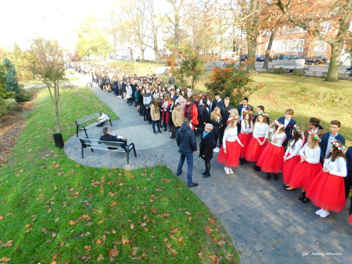 Nowosolscy licealiści odśpiewali hymn i zatańczyli Poloneza