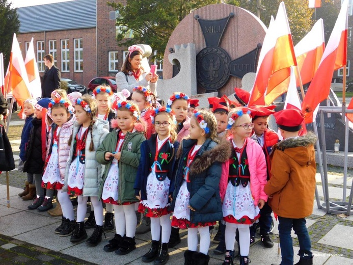 Nowosolscy licealiści odśpiewali hymn i zatańczyli Poloneza