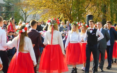 Nowosolscy licealiści odśpiewali hymn i zatańczyli Poloneza