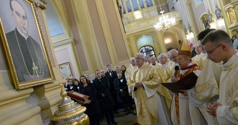 Mszy św. i modlitwie o wyniesienie na ołtarze sługi Bożego bp. Piotra Gołębiowskiego przewodniczył bp Henryk Tomasik.