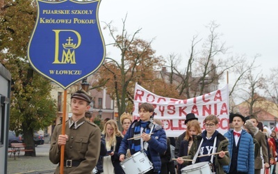 Marsz patriotyczny Pijarskich Szkół Królowej Pokoju.