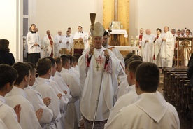 Bp Andrzej F. Dziuba pobłogosławił do posługi ceremoniarza 34 mężczyzn.