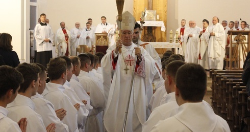 Bp Andrzej F. Dziuba pobłogosławił do posługi ceremoniarza 34 mężczyzn.