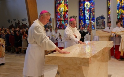 Najważniejszego obrzędu liturgii - namaszczenia ołtarza - dokonali wspólnie abp Głódź oraz bp Szlachetka.