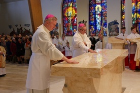 Najważniejszego obrzędu liturgii - namaszczenia ołtarza - dokonali wspólnie abp Głódź oraz bp Szlachetka.
