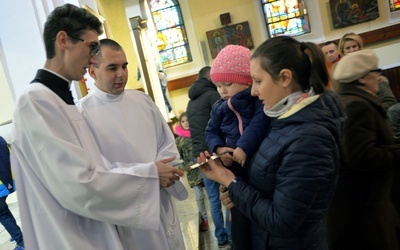 Alumni przygotowali okolicznościowe obrazki, pokazujące życie seminaryjnej wspólnoty, które wręczali wiernym w odwiedzanych parafiach.