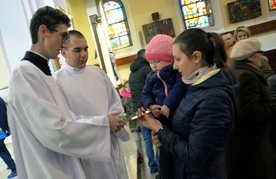 Alumni przygotowali okolicznościowe obrazki, pokazujące życie seminaryjnej wspólnoty, które wręczali wiernym w odwiedzanych parafiach.