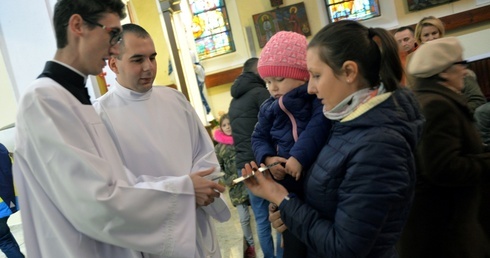 Alumni przygotowali okolicznościowe obrazki, pokazujące życie seminaryjnej wspólnoty, które wręczali wiernym w odwiedzanych parafiach.