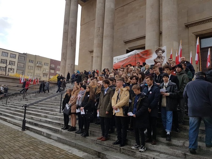 Abp Skworc: modlimy się za całe społeczeństwo, aby pamiętało, że jest spod znaku krzyża