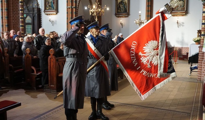 W uczczeniu 101. rocznicy odzyskania niepodległosci wzięły udział liczne poczty sztandarowe.