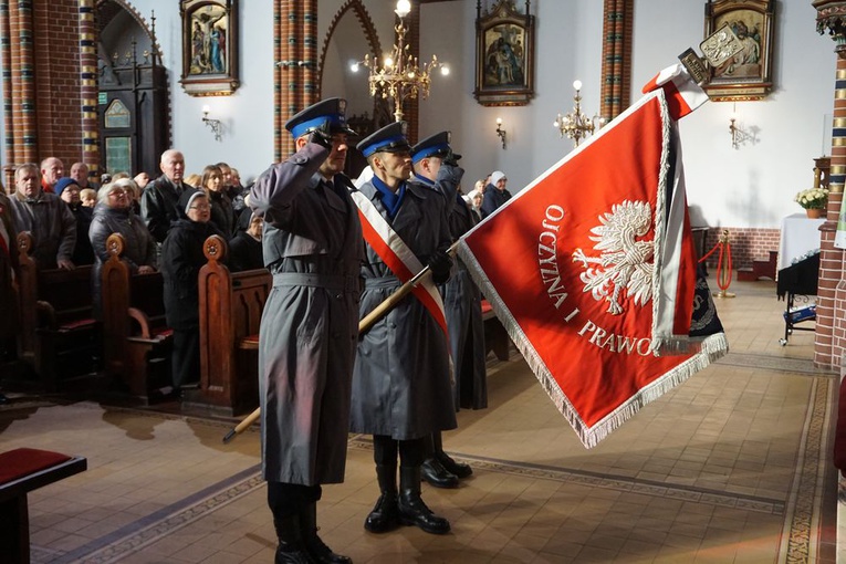 W uczczeniu 101. rocznicy odzyskania niepodległosci wzięły udział liczne poczty sztandarowe.