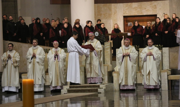 Abp Skworc: modlimy się za całe społeczeństwo, aby pamiętało, że jest spod znaku krzyża