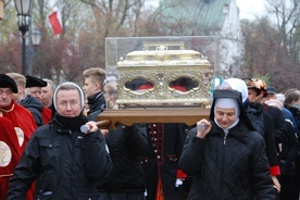 Relikwie patronki niosły m.in. siostry zakonne.