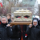 Relikwie patronki niosły m.in. siostry zakonne.