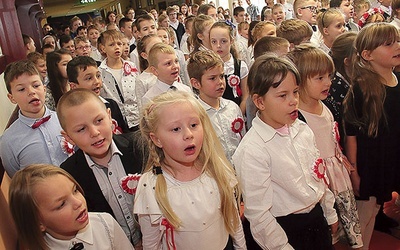 Po komendzie „Baczność!” na aulę wprowadzono sztandar i o 11.11 odśpiewano cztery części najważniejszej pieśni w kraju.