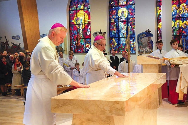 Najważniejszego obrzędu liturgii – namaszczenia ołtarza – dokonali wspólnie abp Głódź  i bp Szlachetka.