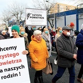 Protestujący na alei Jana Pawła II.